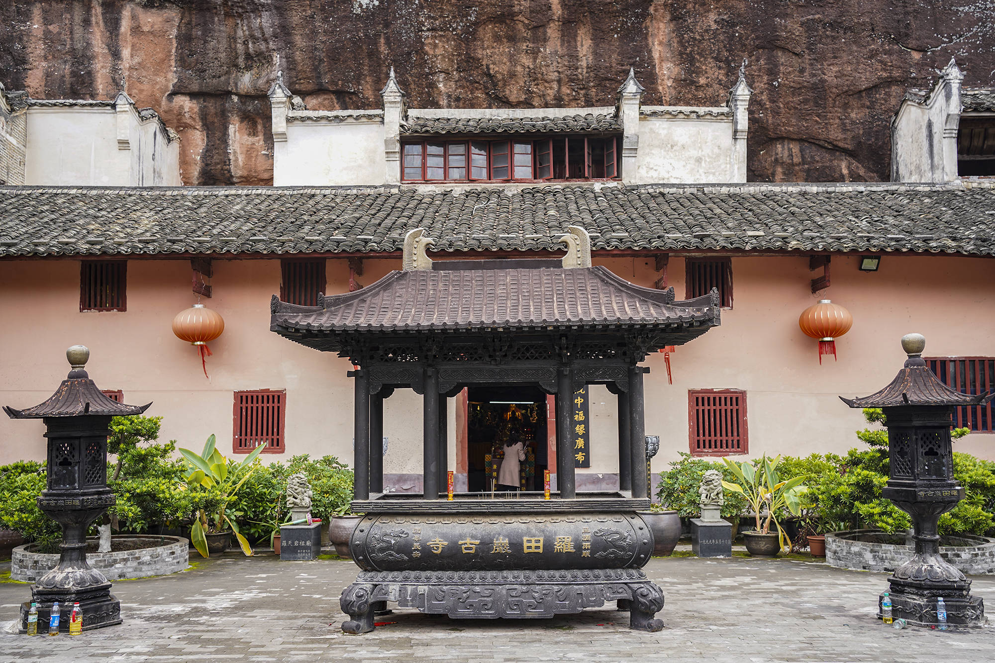 《爱莲说》最早石刻,距今已有1000多年历史_罗田岩_岳飞_崖壁