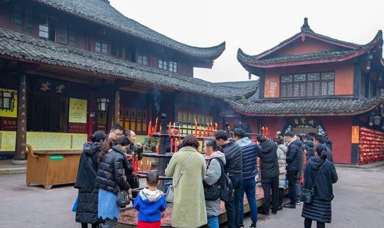 峨眉山第一座寺庙，距今有400年历史，曾经过无数次修葺扩建