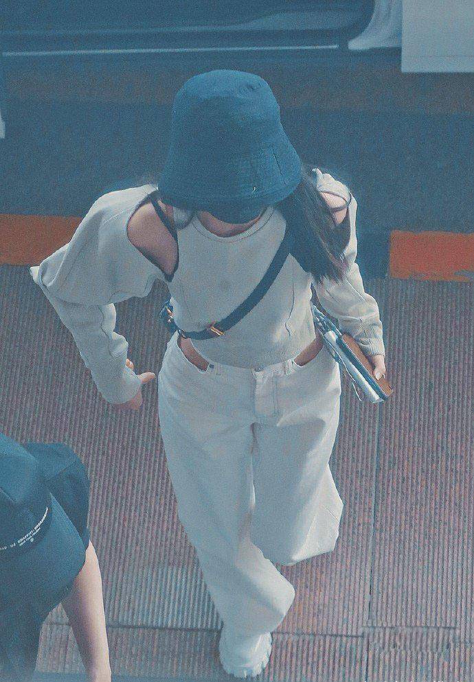 赵丽颖 赵丽颖造型罕见翻车,机场路透绿色短上衣配小白裤,显得腰粗腿短