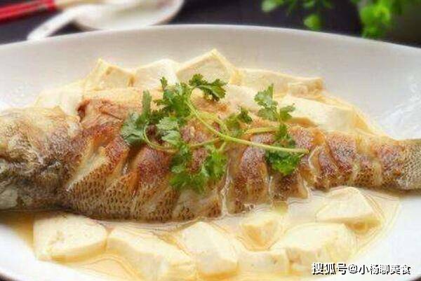 老厨师的鲈鱼炖豆腐肉质鲜美豆腐嫩滑味道绝佳滋补又美味