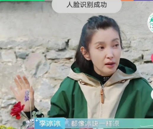 感觉李冰冰美颜后脸很不自然，脸颊绷紧但法令纹深，老得一点不真实！