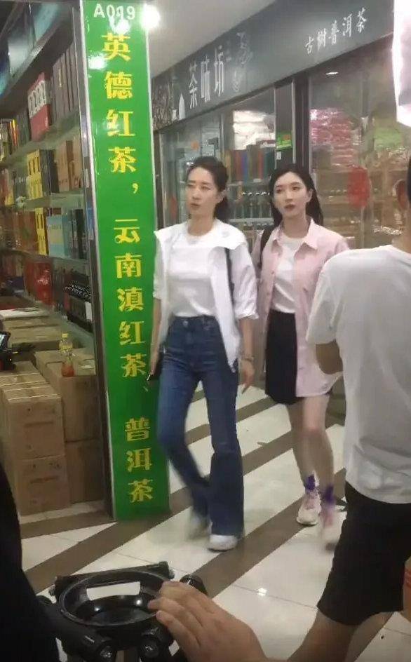 马尾 刘敏涛江疏影路透,穿西服套装优雅干练又瘦又美,完美抗住生图