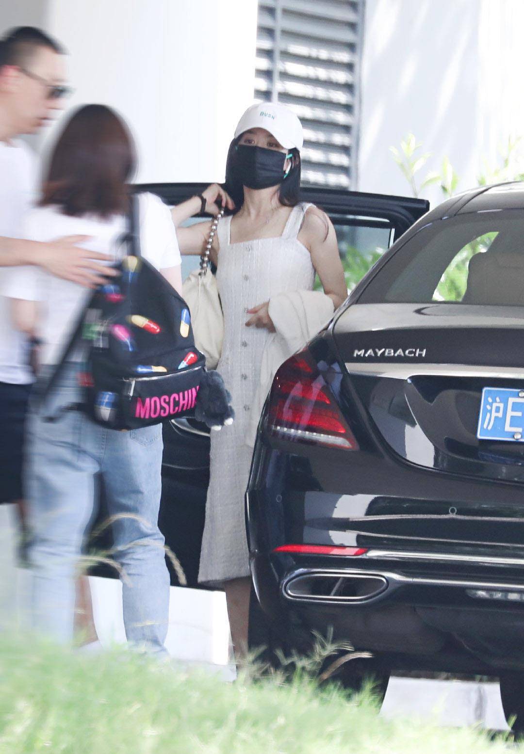 曲线 33岁赵丽颖变热辣女团，一身蓝色吊带裙，看着瘦曲线优越身段玲珑