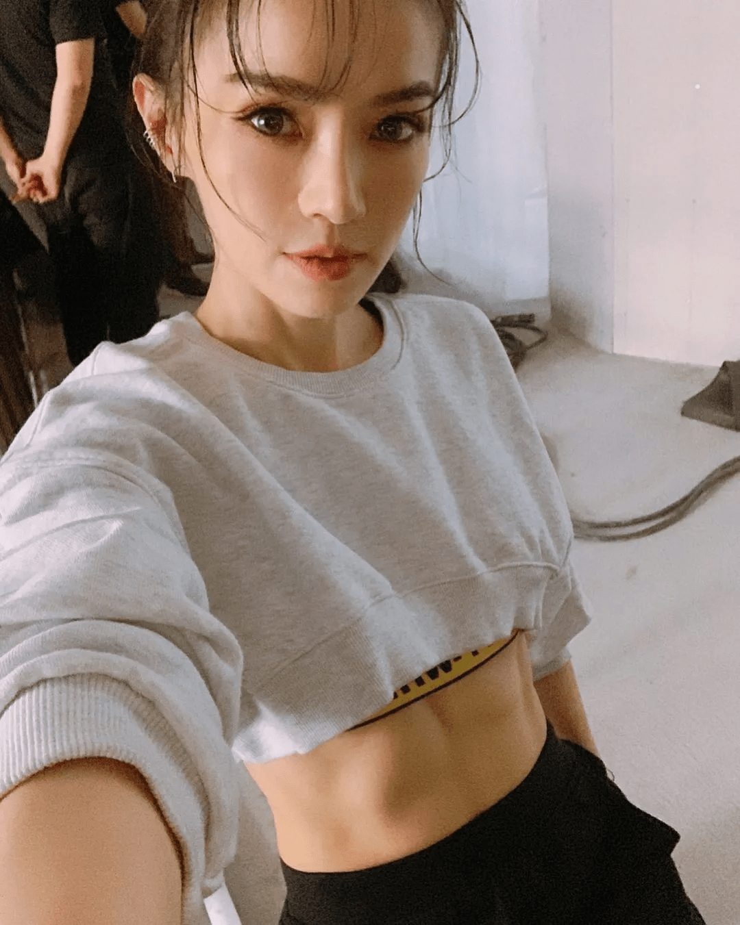 47岁"美腿小姐"谢金燕,身材火辣似少女,搓衣板腹肌好惊艳_健身_生活