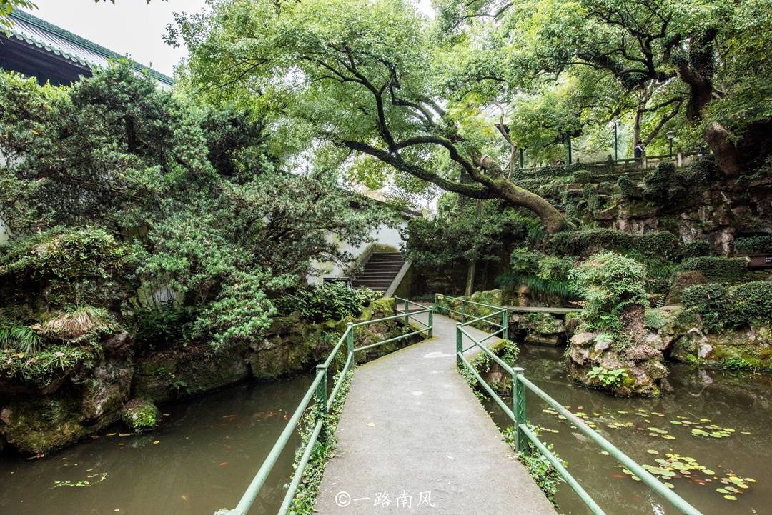 游客|杭州西湖居然有座清朝行宫，历经沧桑已成废墟，康熙乾隆都居住过