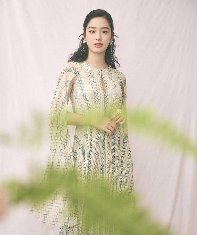 设计 杨采钰真是有颜任性！黑色刺绣吊带裙优雅大气，实在太有高级感