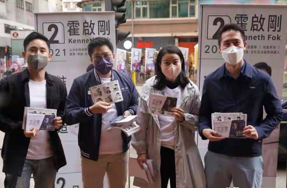 贤内助 郭晶晶真是贤内助,穿风衣为霍启刚街头拉票,低调朴素像邻家姐姐