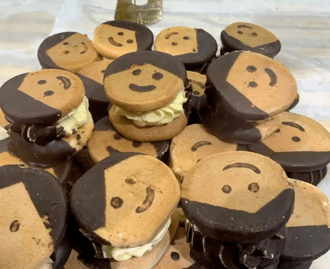 面包|8090后难忘的童年糕点，鸡腿面包太怀旧，花朵蛋糕直接“封神”