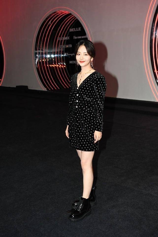 设计 谭松韵的“孩子气”抹不掉,穿粉色裙挺俏皮,有点肉才显得嫩