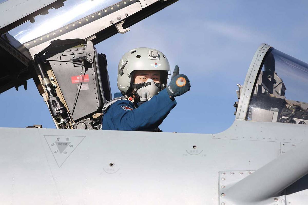 飞行员会带什么防身武器突击步枪和手榴弹都有投降书却更有用