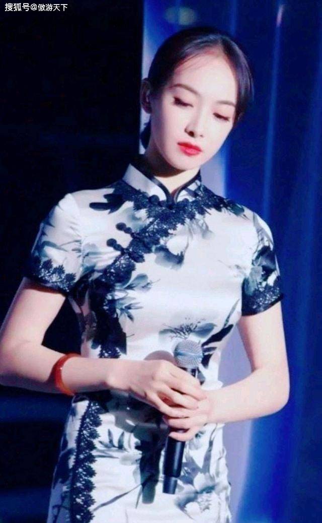 张小斐厉害了身穿墨绿色印花旗袍诠释了东方女性的美