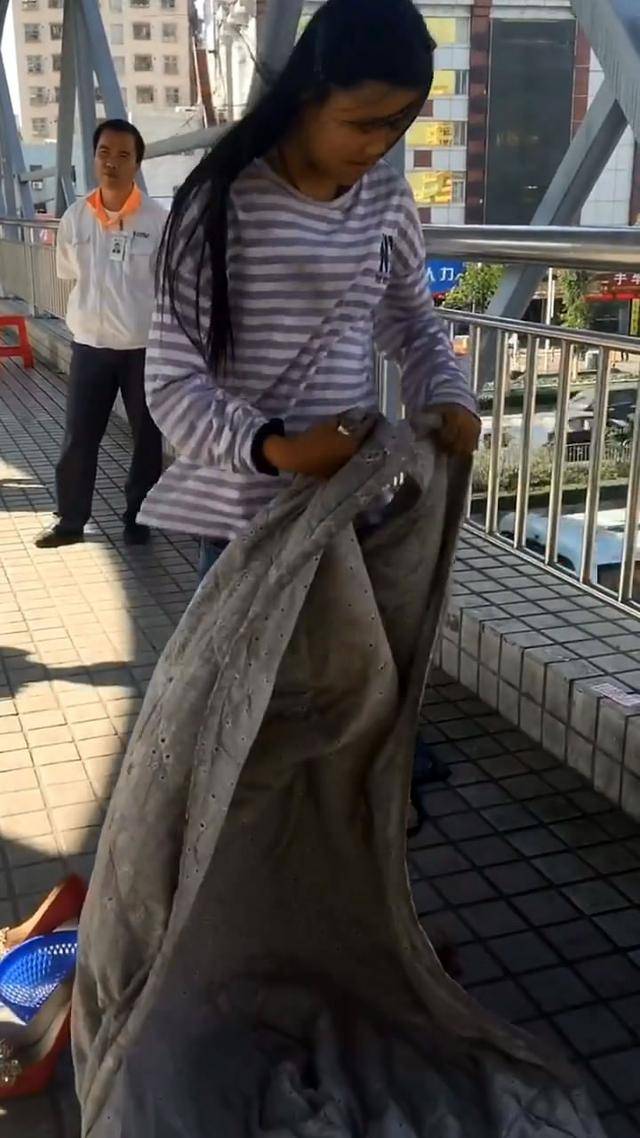 深圳21岁女孩流浪街头脚踩高跟鞋眉清目秀卫生状况让人堪忧