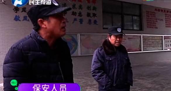 天气|小学生雪天蹲校门口吃早餐 家长怒曝光 保安：为什么不在家里吃？