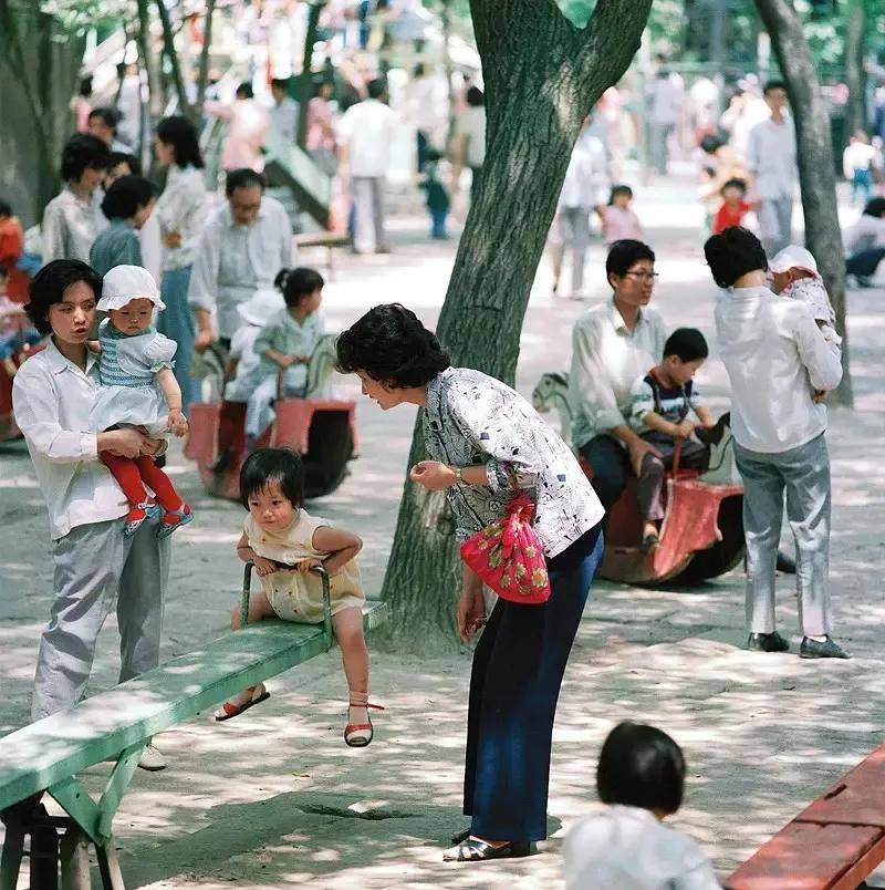妈妈带着孩子在饭店用餐农村集市,奶奶陪着孙女买衣服注意小朋友那
