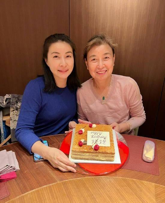 感觉郭晶晶上台助阵霍启刚，穿西装纱裙还烫卷发，立马有了高贵感！