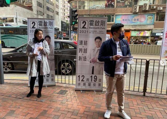 贤内助 郭晶晶真是贤内助,穿风衣为霍启刚街头拉票,低调朴素像邻家姐姐