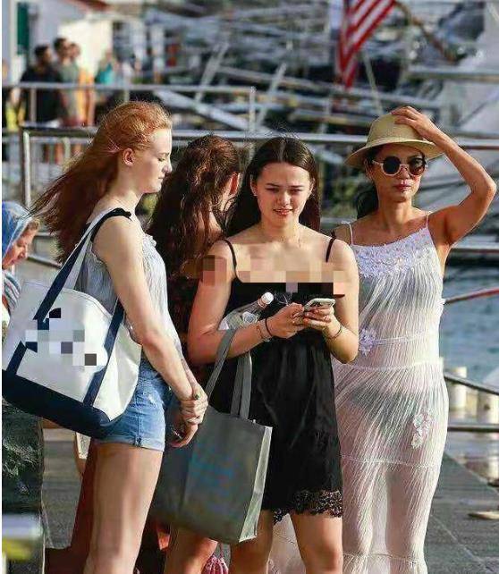 生活 50岁邓文迪晒近照,睫毛浓密皮肤没皱纹,女儿打扮随意略显土气