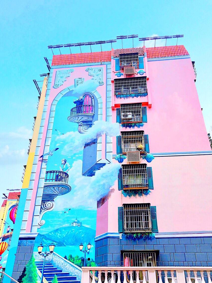 在珠海拱北口岸的对面,连排的壁画墙透着满满艺术气息,很适合来取景