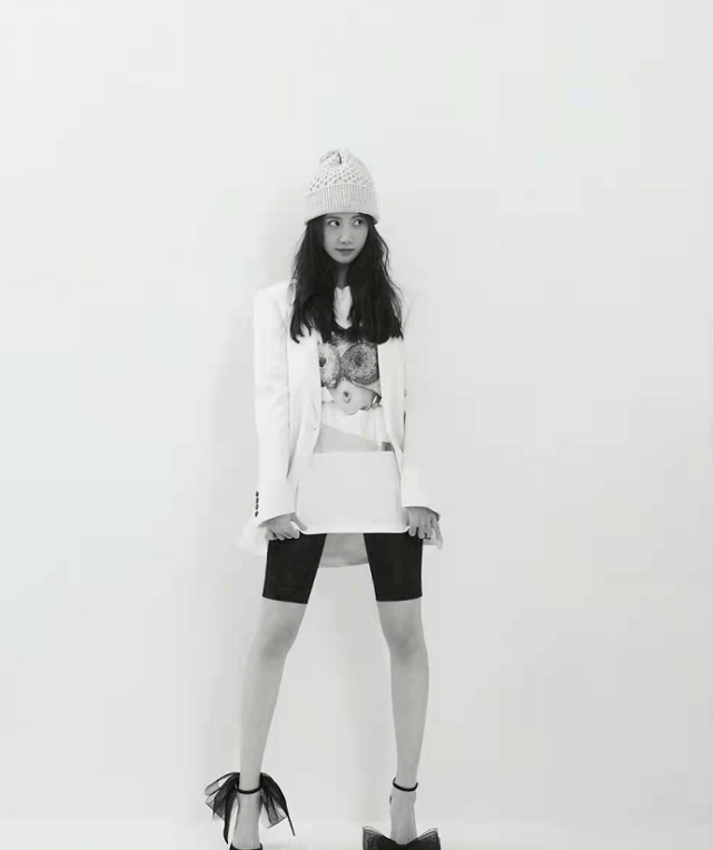 黑色 林允儿新时尚大片曝光!大胆穿露脐装秀平坦小腹,清纯女神变魅惑