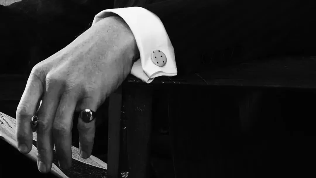 贵族,以及意大利黑帮教父们,都喜欢戴印章尾戒,那是身份和权力的象征