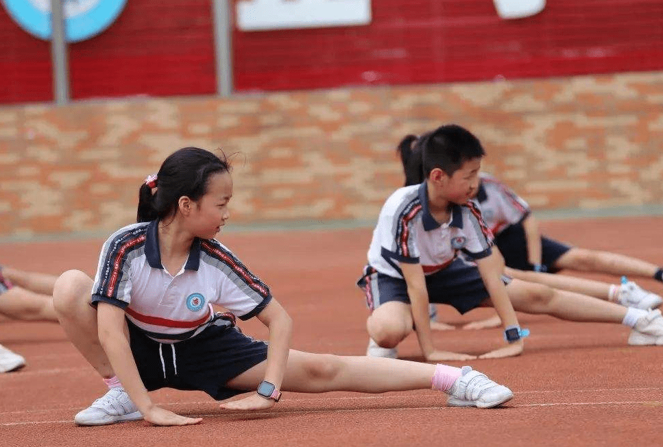 小学体育课上,老师让小学生"脱裙"上课,引起家长不满_教育_事情_女生