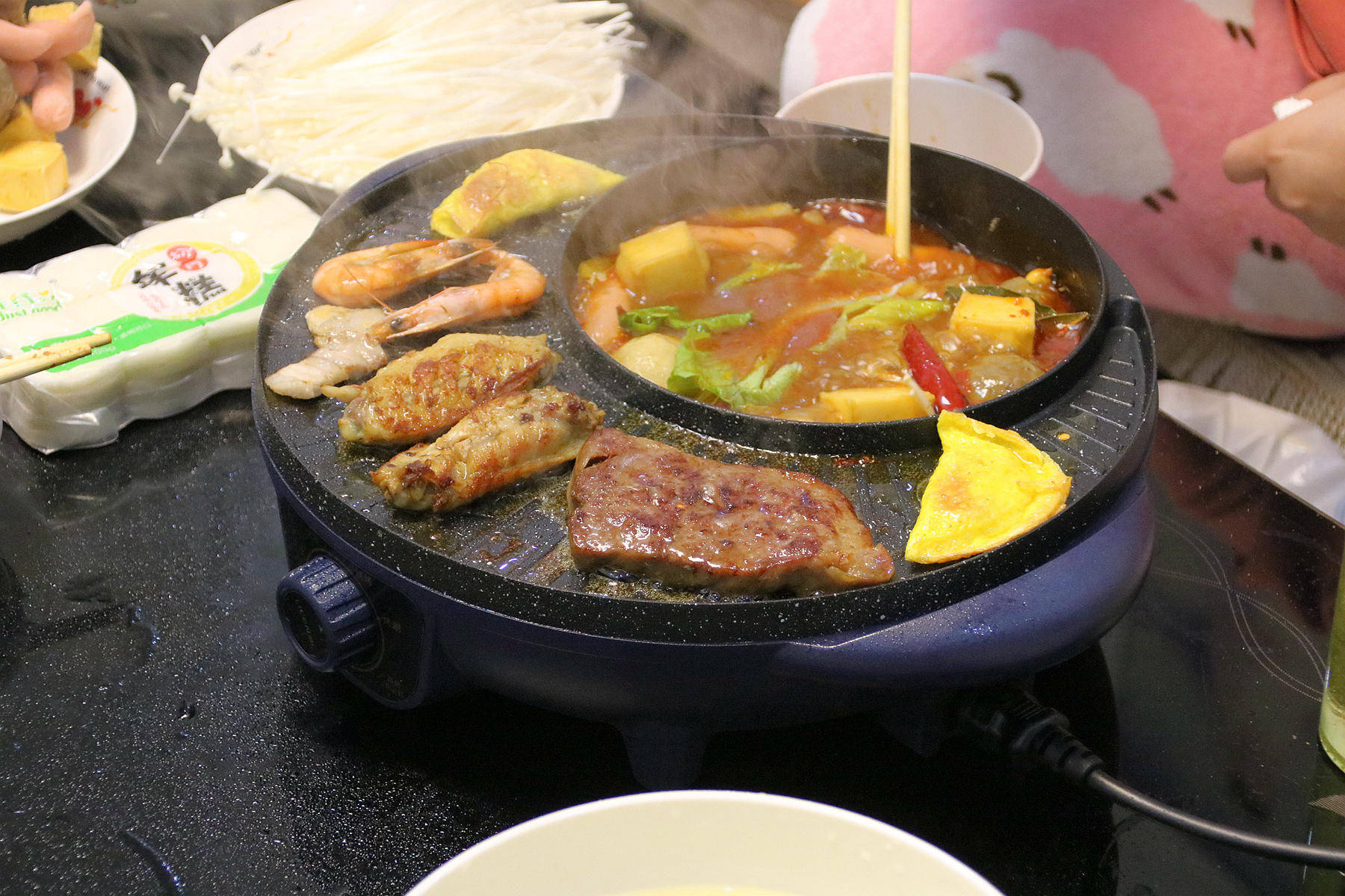 小米有品上的一款百元锅具多功能设计：可以一边烧烤一边涮火锅