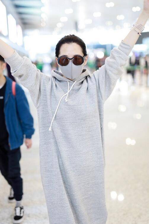 身材 许晴活成了60后骄傲,穿卫衣裙身姿仍曼妙,没生过娃就是苗条