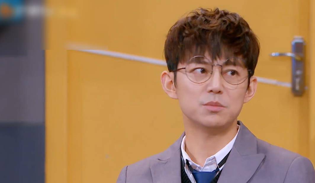 明侦智慧担当白敬亭录最强大脑穿白鸽西装十分宠粉