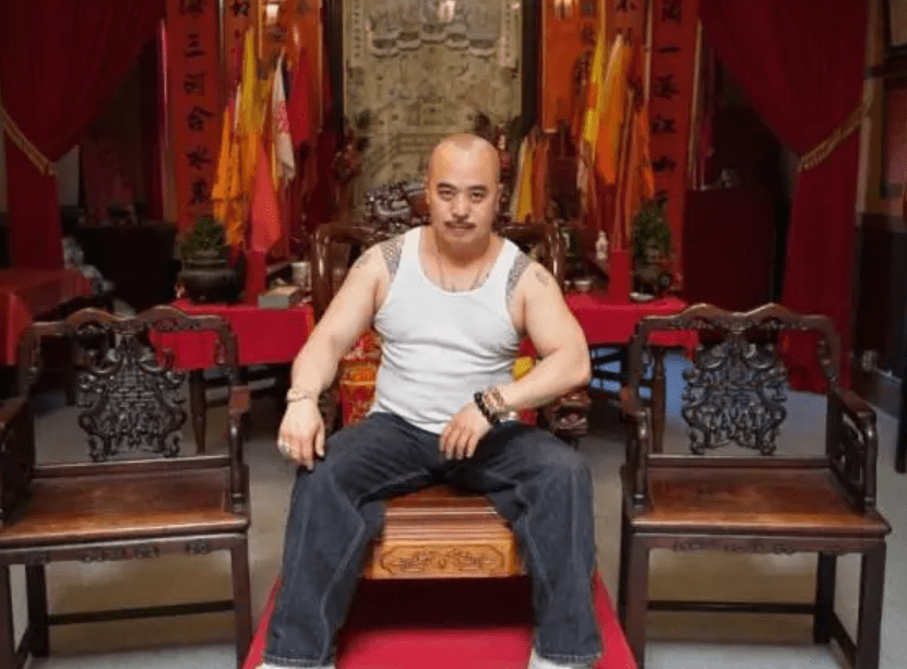 但是在现实生活中,周国祥作为美国华人洪门的老大,却用自身的经历告诉