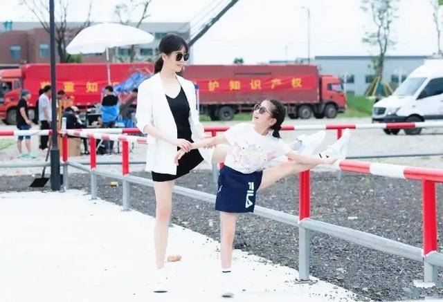 短裙 左小青和女儿一同游玩 穿白色西装配短裙 “冠军”腿又细又直
