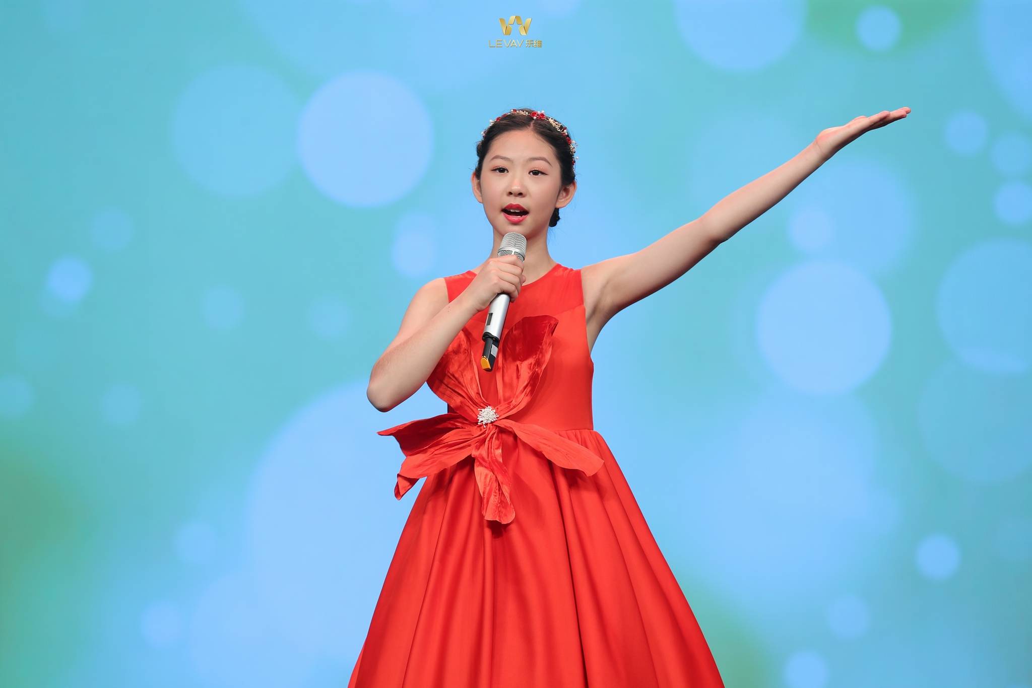 乐维文化:素质偶像吴美美唱响brtv《艺路传承》舞台,致敬经典_黄华丽