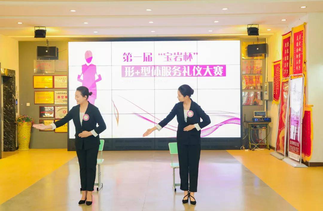 本次大赛由我校21级6班赵思怡担任主持