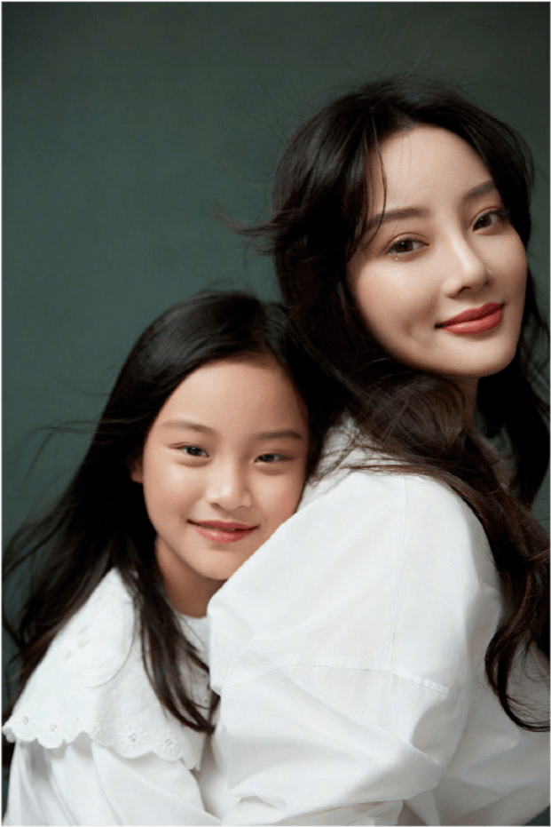 家居 甜馨近照罕见曝光!穿家居风气质越来越好,搞怪表情太像贾乃亮