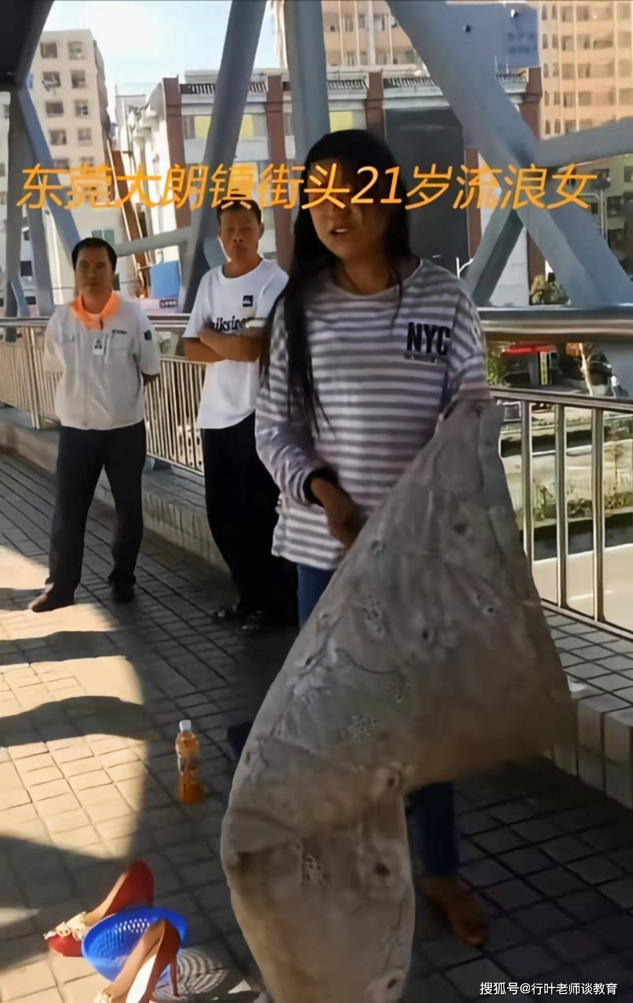一个21岁的年轻女孩儿,因为生活所迫只能流落在广东东莞的街头.
