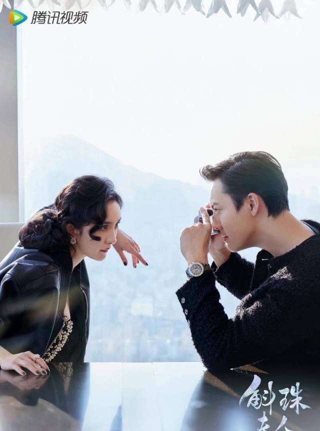 封神 杨幂新年造型惊艳曝光！穿“虎纹裙”封神太惊喜，虎年彻底开挂