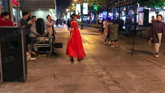 浙江：流浪女街头起舞，公厕里生4个孩子，认了几个干哥哥