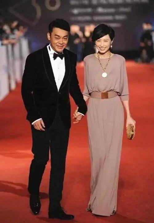 爱妻 刘青云爱妻郭蔼明素颜上街 搭配朴素如“路人” 气质依然优雅