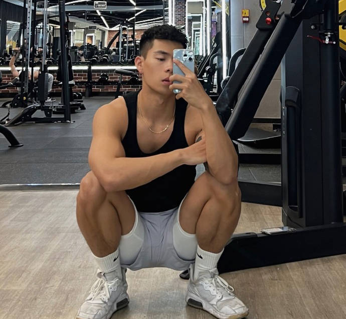 喜欢篮球热爱健身天生自然卷撸铁打造满身肌肉一身痞子气