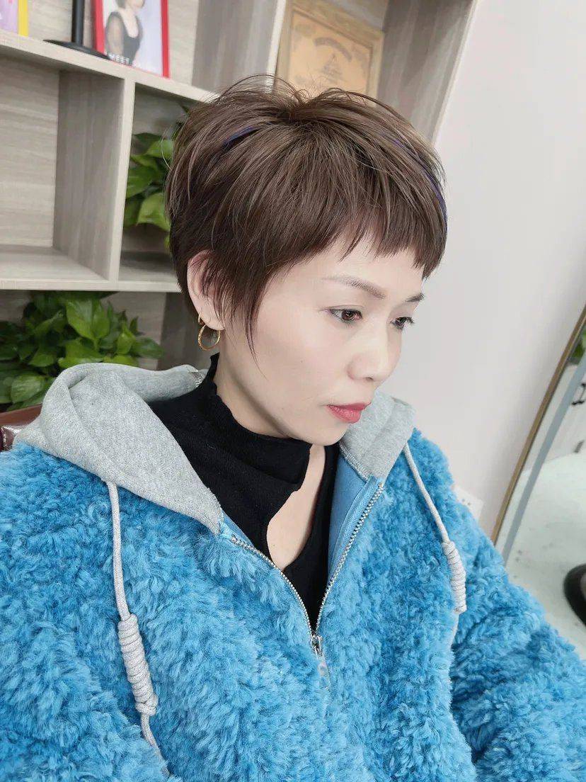 发型元旦爆款发型分享，气质烫发洋气卷，特色短发显白染