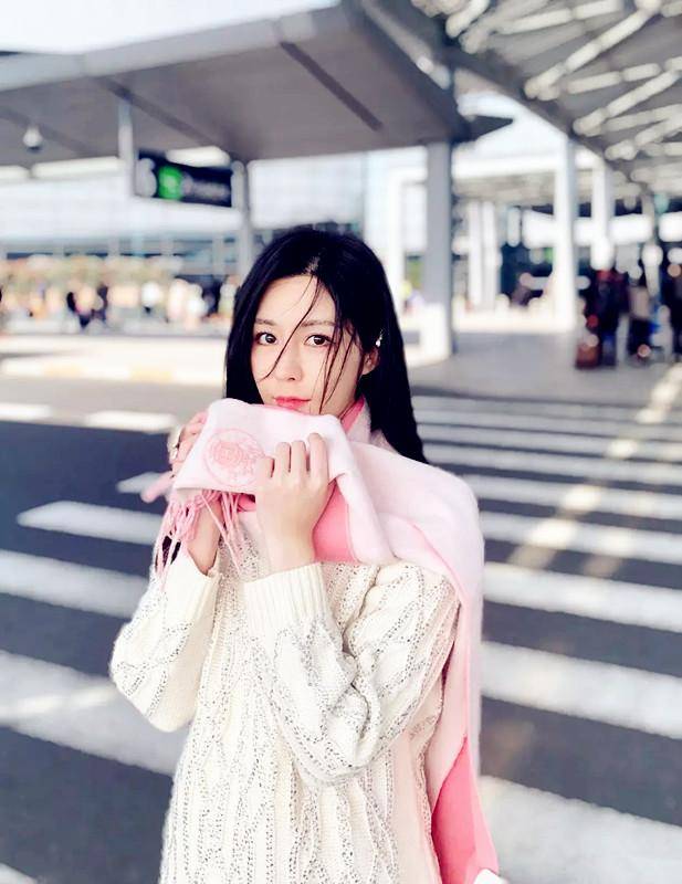 仙女 “人间芭比”汤晶媚 穿白色礼服裙如仙女 开“缝”设计显别致