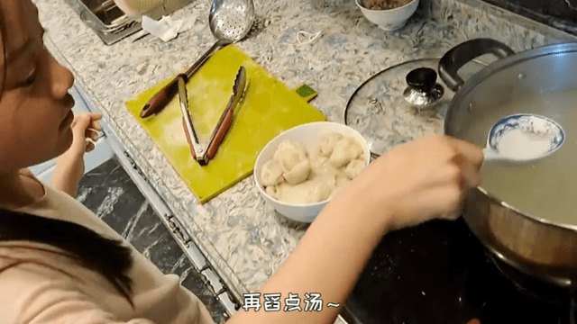 家居 甜馨近照罕见曝光!穿家居风气质越来越好,搞怪表情太像贾乃亮