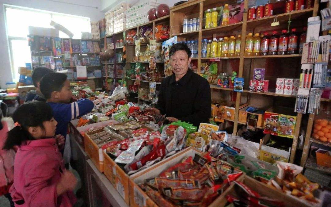食品|中小学小卖店被责令取缔,家长有赞同有不解:校外店铺也该管管!