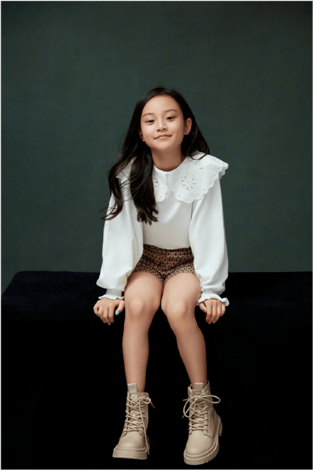 家居 甜馨近照罕见曝光!穿家居风气质越来越好,搞怪表情太像贾乃亮