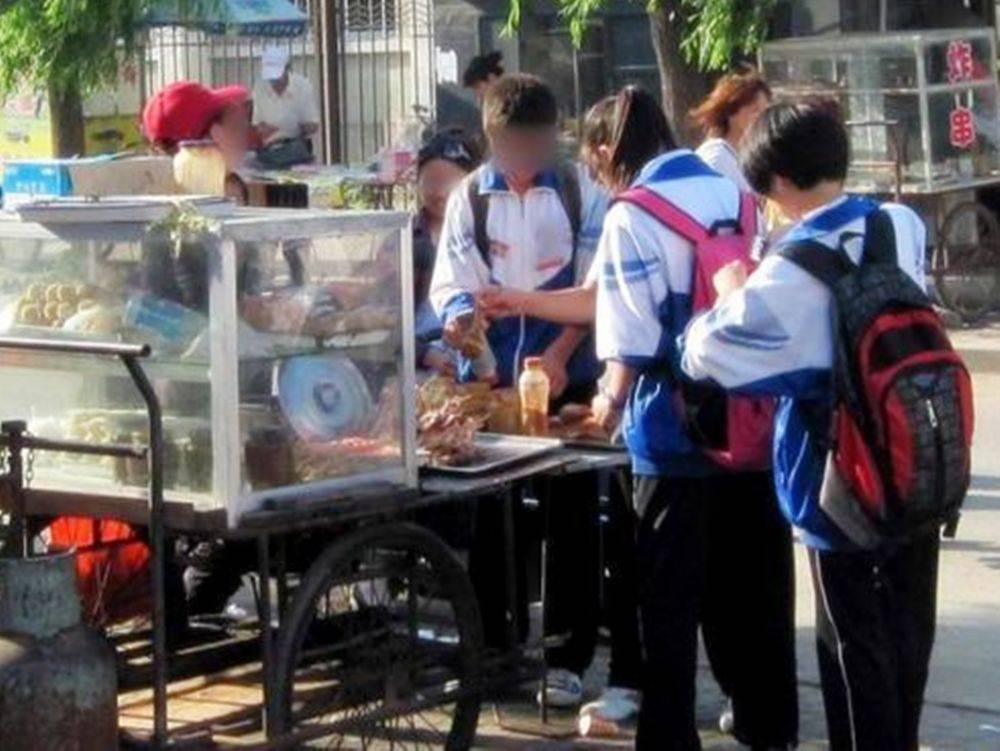 食品|中小学小卖店被责令取缔，家长有赞同有不解：校外店铺也该管管！