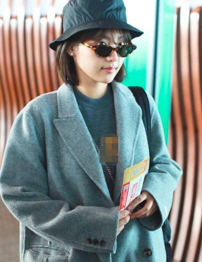 身材 32岁张嘉倪厉害了,宽衣配宽裤也显苗条,7千的行李箱都不起眼了