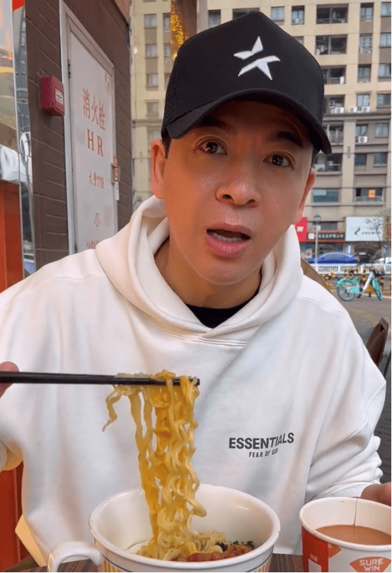 "通臂猿猴"在街头吃泡面,曾曝生活艰难,内地打拼6年买上豪宅_郭政鸿