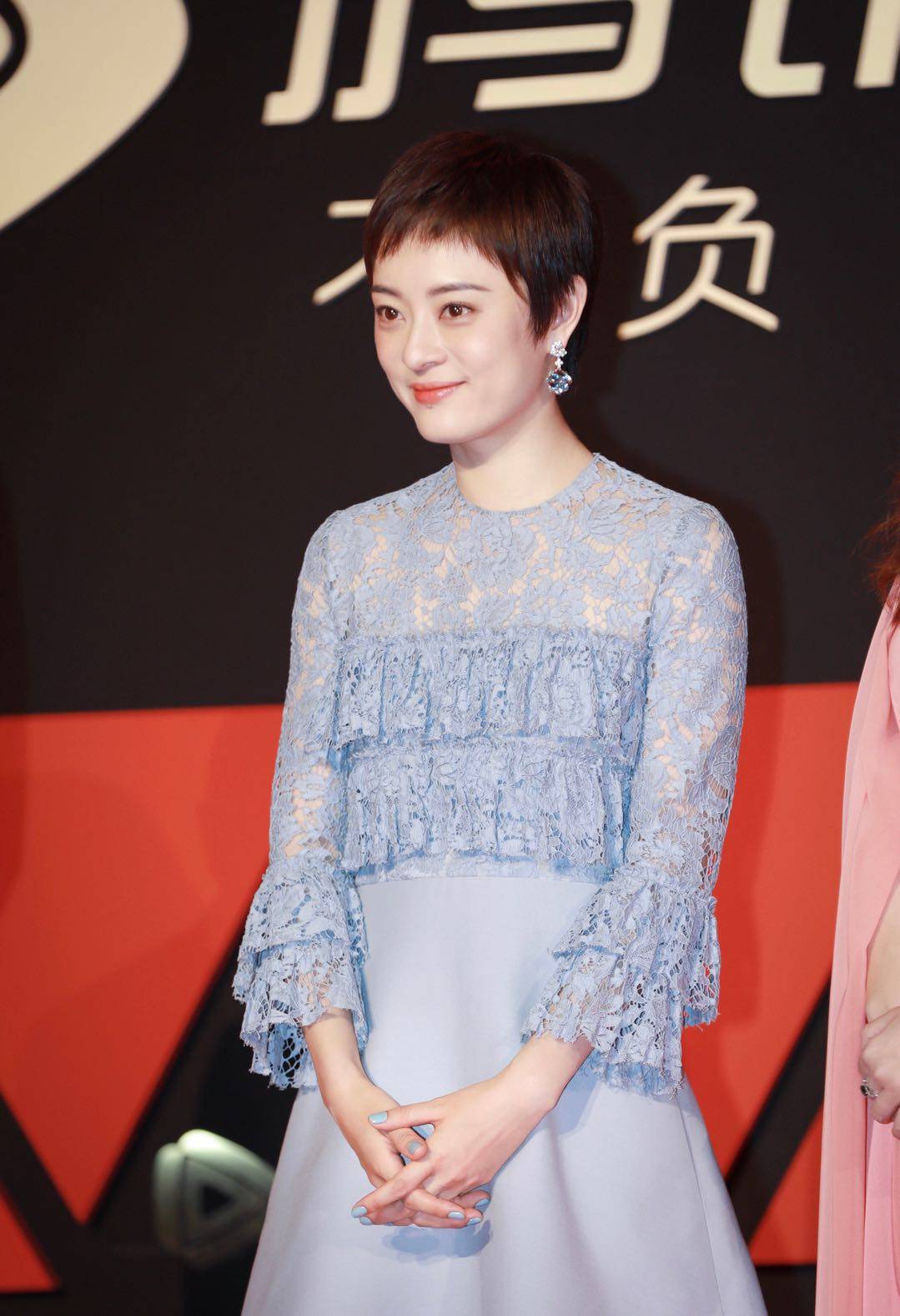 计划 37岁孙俪同框31岁张萌,张萌一袭斗篷红裙不敌孙俪蓝裙清新甜美