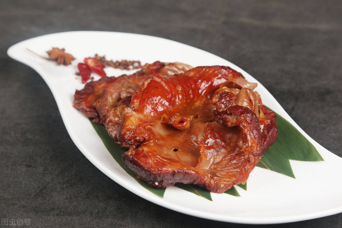 护心肉最常用的做法就是"尖椒护心肉",但是通常不好买到生的,卤肉店