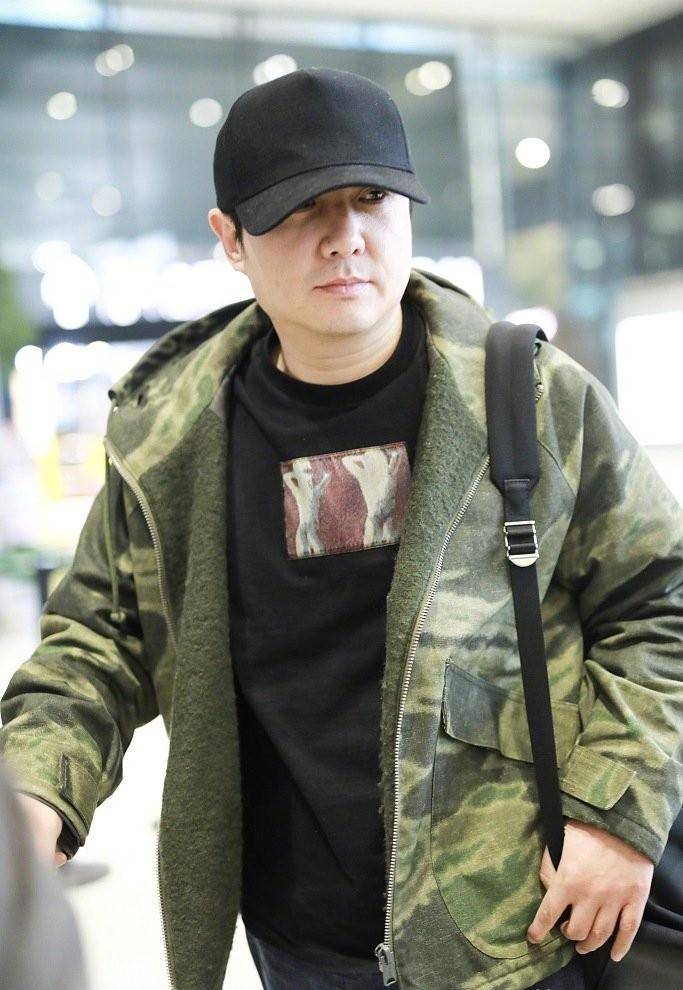 显得 40岁沈腾素颜走机场，“喇叭裤”配连帽外套，气质堪比95后小鲜肉