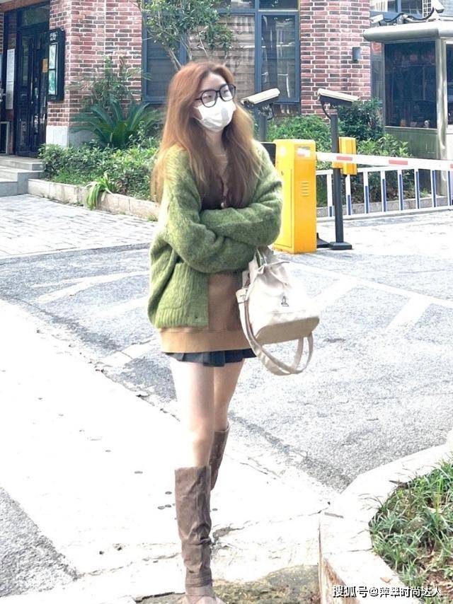 小个子 小个子女生，冬季穿搭记住这2个“口诀”，身高155也能变身时髦精